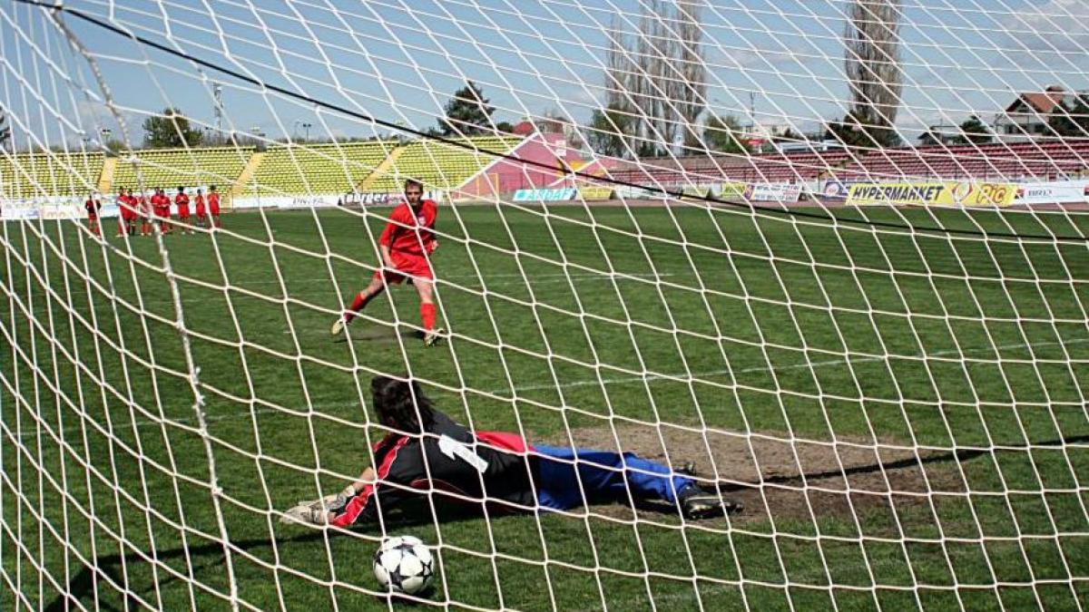 steaua il acuza pe adrian bumbescu ca i a furat juniorii si i a dus la csa