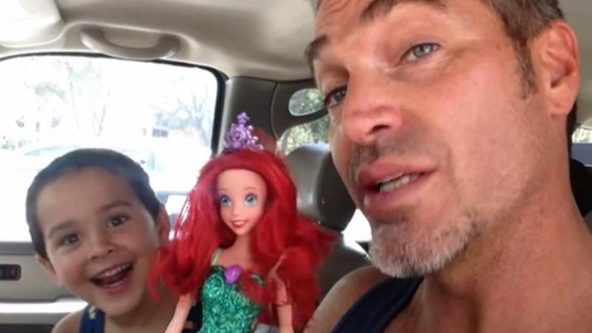 baietelul i a cerut o papusa reactia tatalui va va lasa fara cuvinte