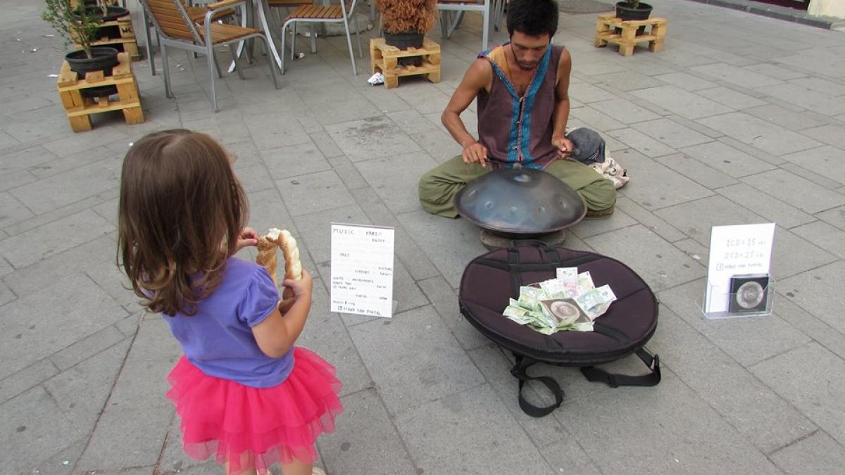 cat castiga un japonez care canta pe strada mare din sibiu