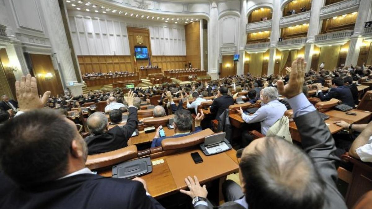 esential scandal pe lefurile majorate in parlament