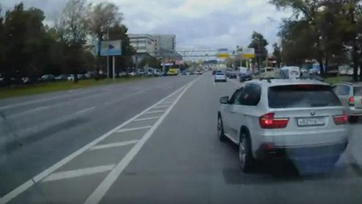 imagini halucinante soferul unui bmw blocheaza o ambulanta in misiune si incearca sa o loveasca