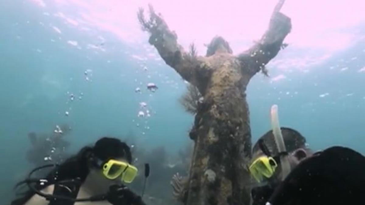 ceremonie magica in adancuri langa statuia lui iisus