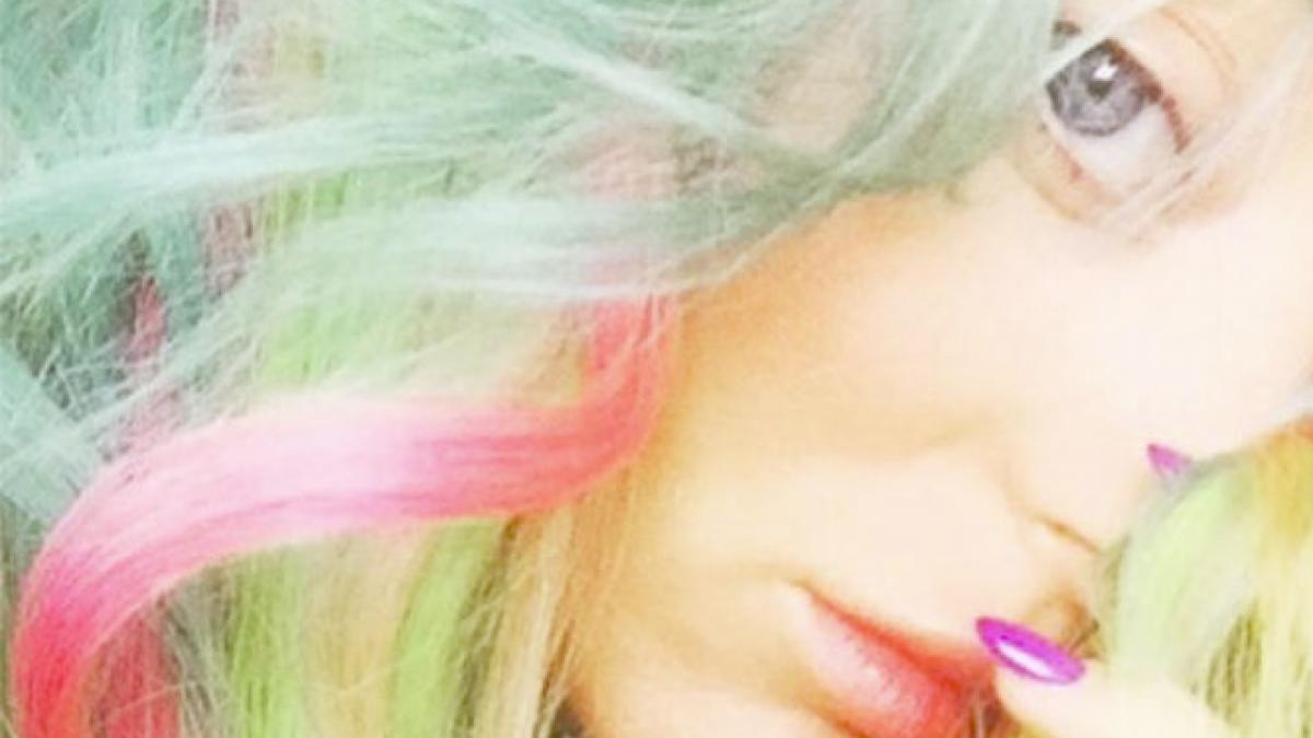 delia socheaza din nou a renuntat la parul verde si a ales o alta nuanta