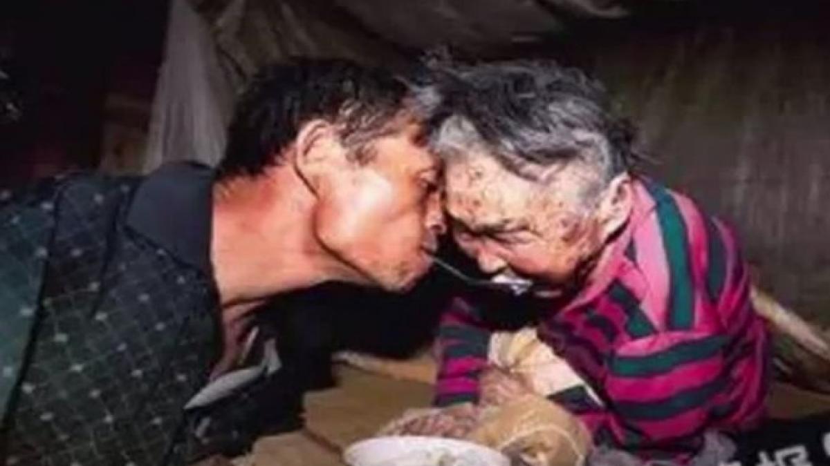 isi ingrijeste mama cu gura si picioarele barbatul acesta ofera un exemplu de omenie