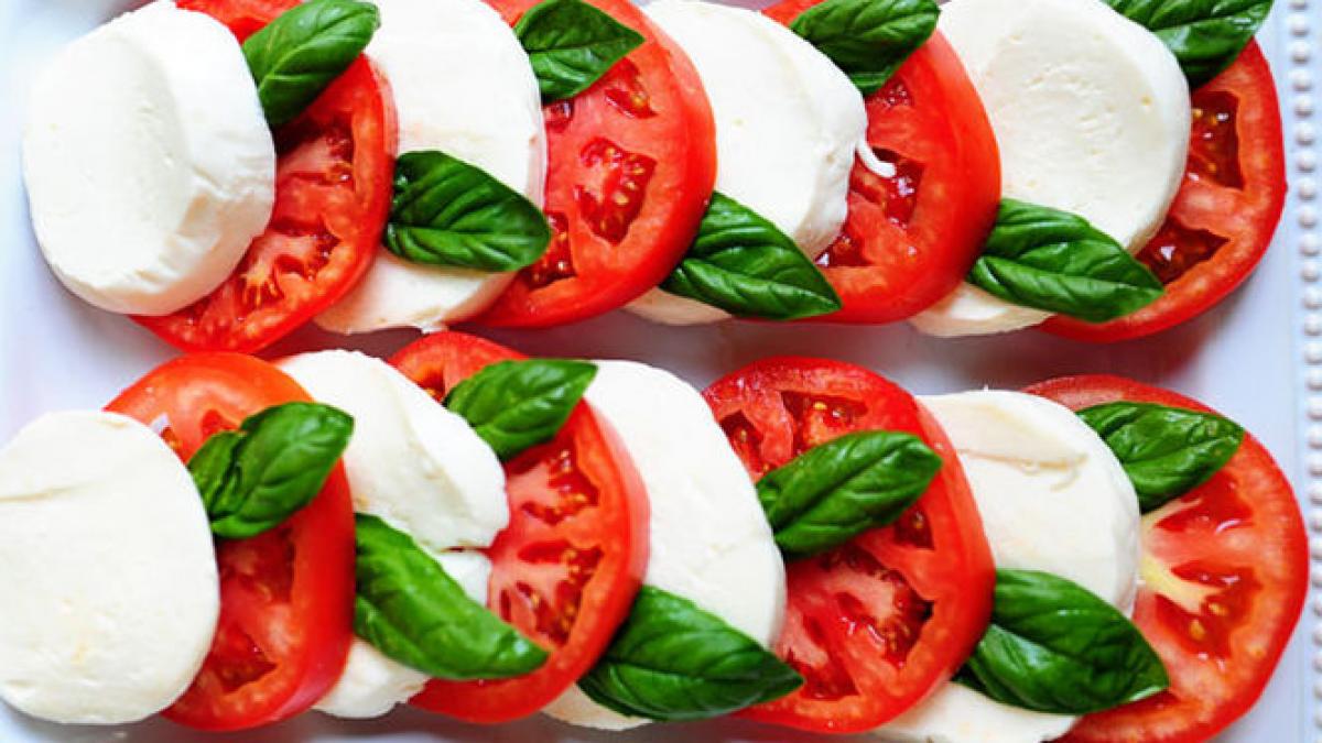 salata caprese o reteta pentru un pranz rapid gustos si satios