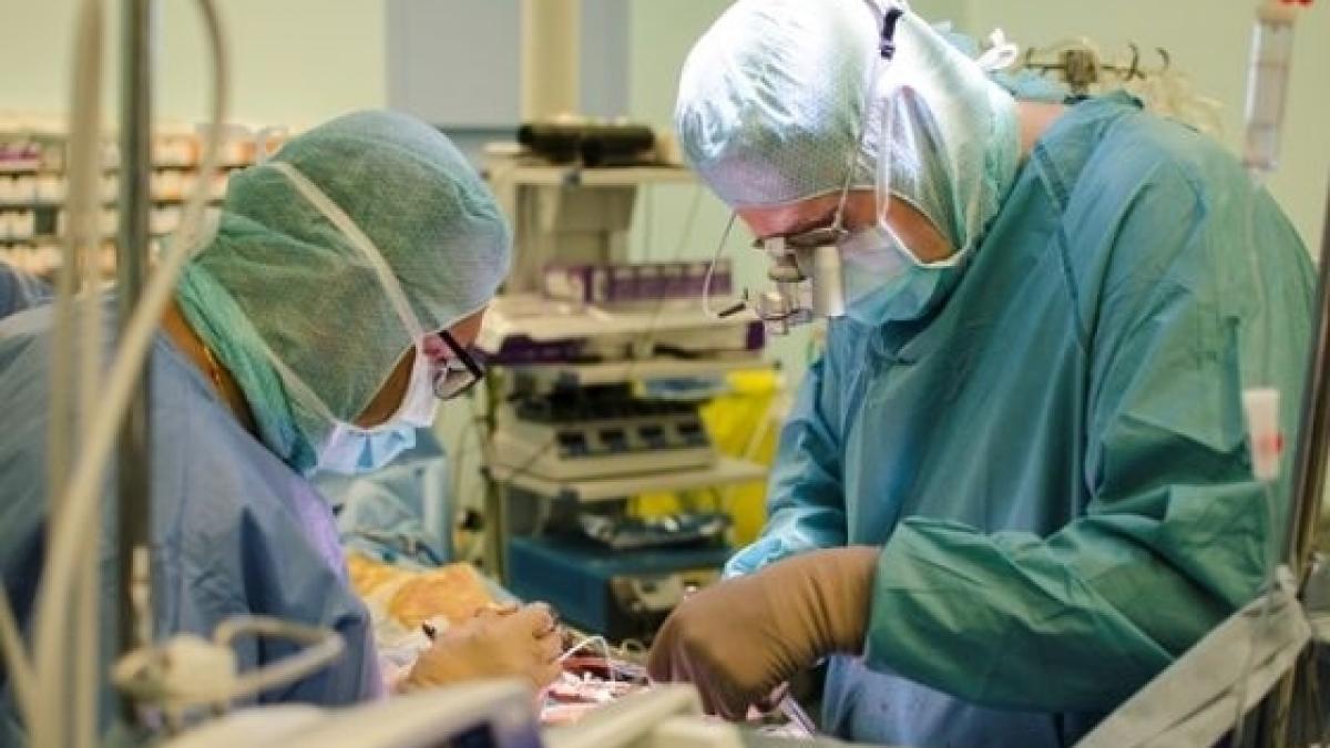 iesenii bolnavi de cancer stau la rand pentru a fi operati de americani