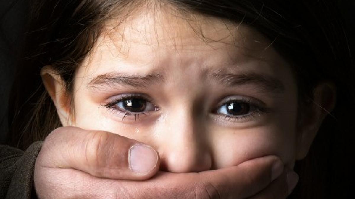 umbla liber pe strazile din dej nu le fac nimic fetitelor placerea mea e doar sa le ating