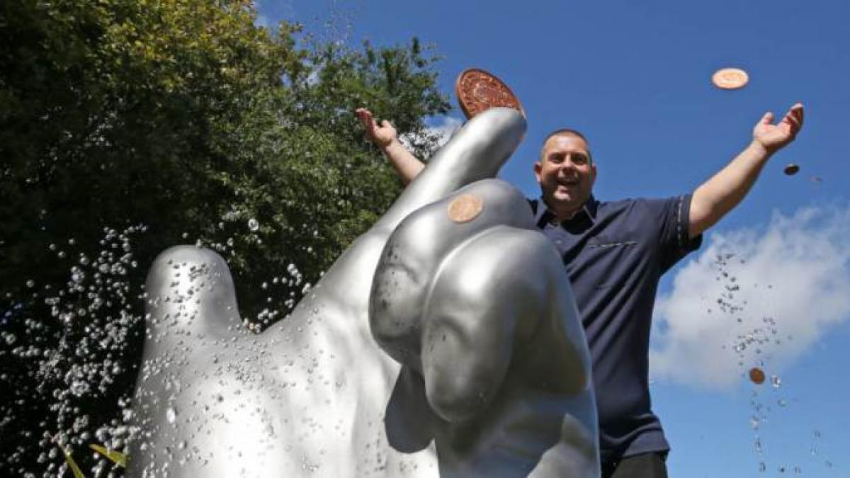 un sofer de taxi a ridicat o moneda de pe asfalt si viata i s a schimbat complet in cateva secunde