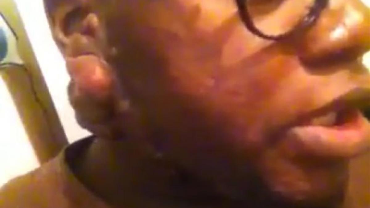 si a facut gauri in urechi iar acum ii este rusine sa mai iasa din casa de ce se gandeste barbatul