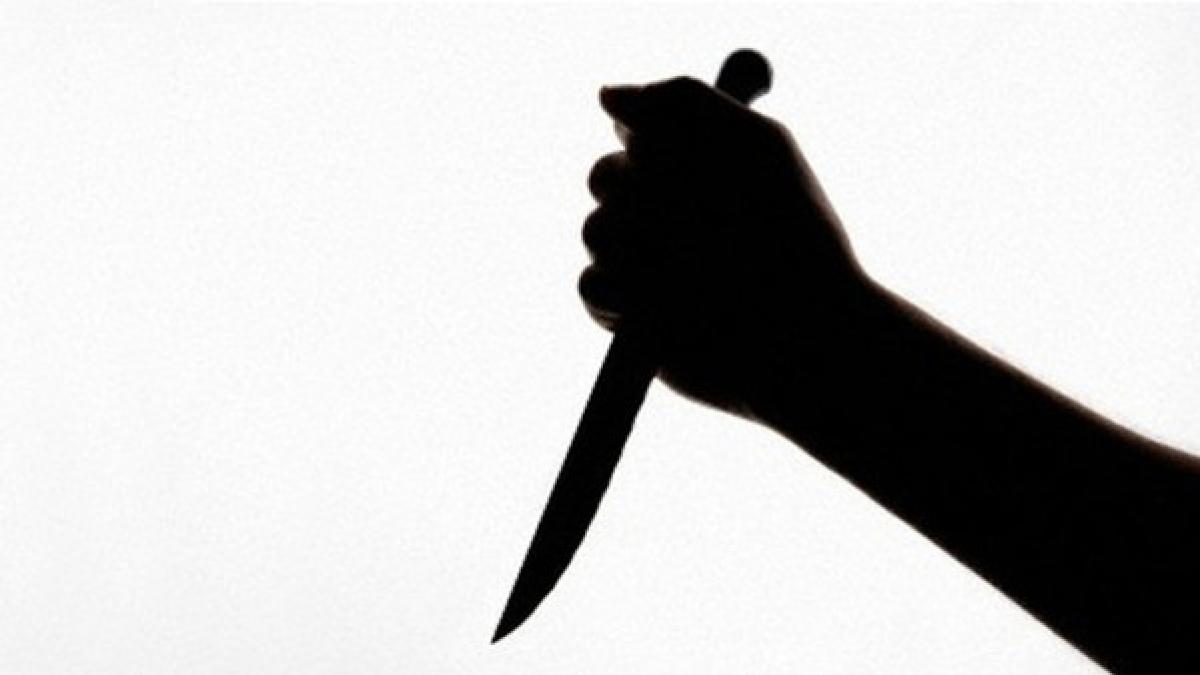 un barbat si a injunghiat sotia sora cumnatul si a fugit