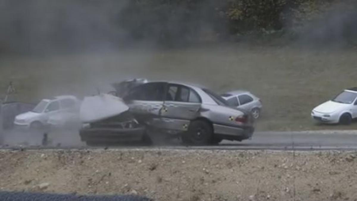 doua masini se ciocnesc la 200 de km h vedeti impactul nimicitor