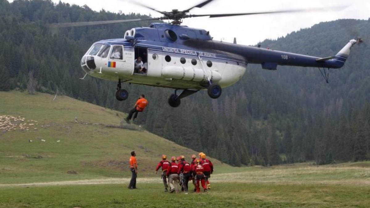 turist ranit grav pe un traseu din masivul bucegi
