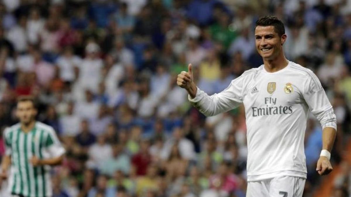 cristiano ronaldo a platit 20 000 de euro pentru un bust de ceara cu el insusi