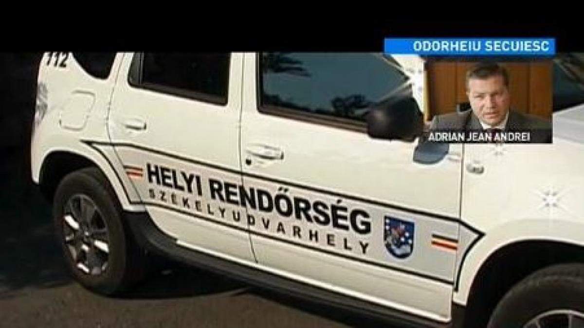 masina a politiei locale inscriptionata in limba maghiara