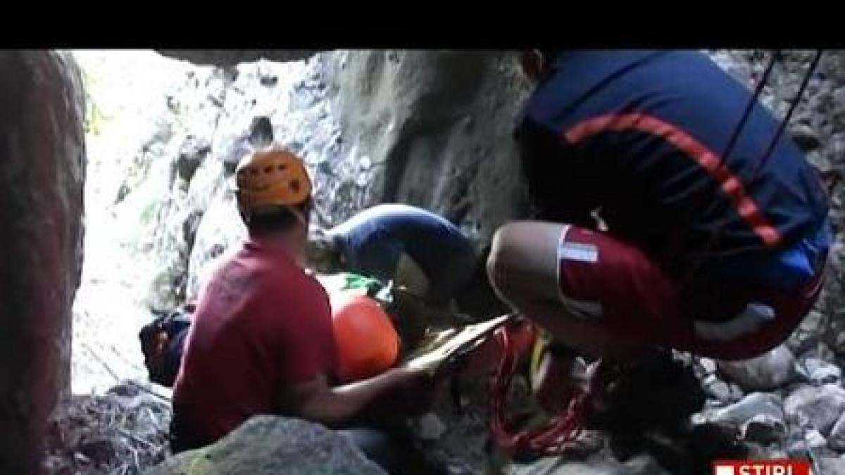 turist ranit grav recuperat pe munte de salvamontisti