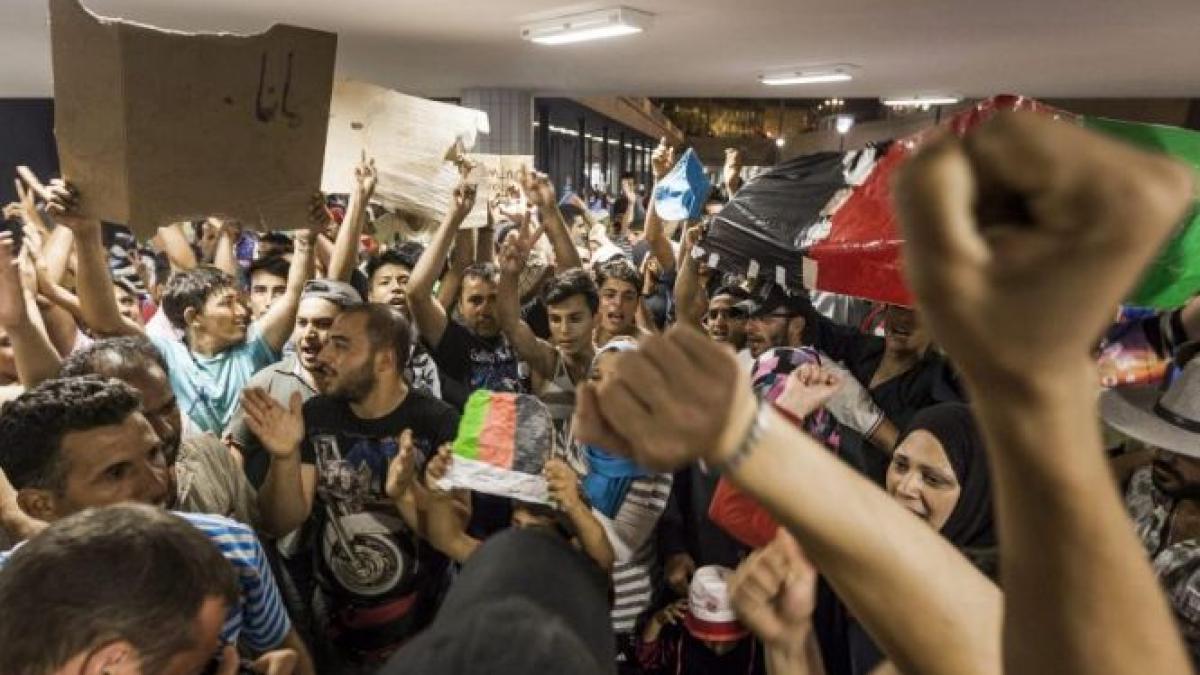 criza imigrantilor ia amploare protest al refugiatilor in gara din budapesta