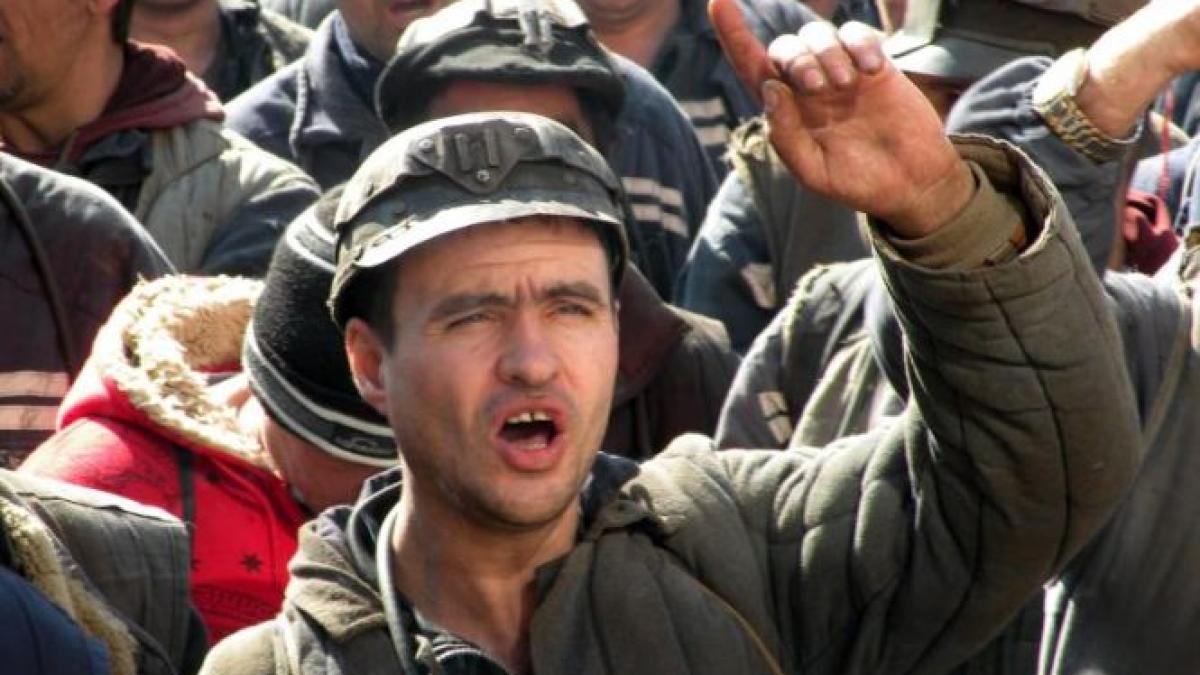 ortacii intra in greva foamei zeci de mineri blocati in subteran de mai multe zile