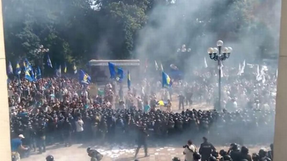 violente in ucraina petro porosenko promite ca vinovatii vor fi sever pedepsiti