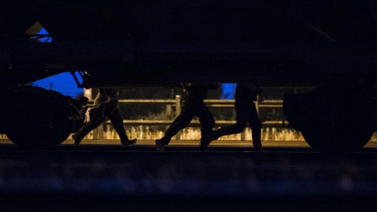 povestile a doi imigranti unul din coasta de fildes celalalt din ucraina zguduie italia