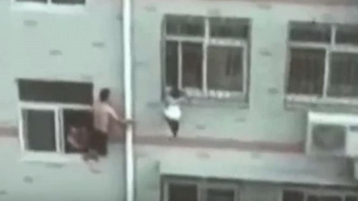 se plimba pe strada cand a vazut o fetita agatata de o fereastra la etajul patru ce a facut