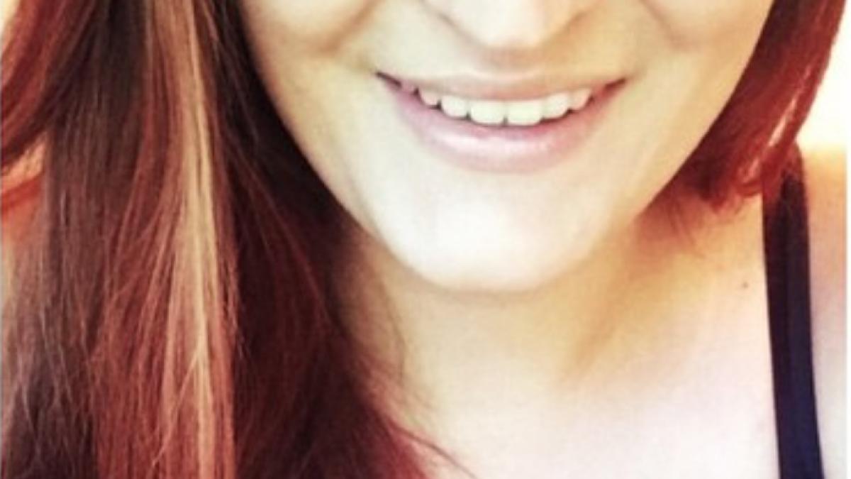 si a facut un simplu tatuaj si viata i s a schimbat ce vede lumea ce vede ea