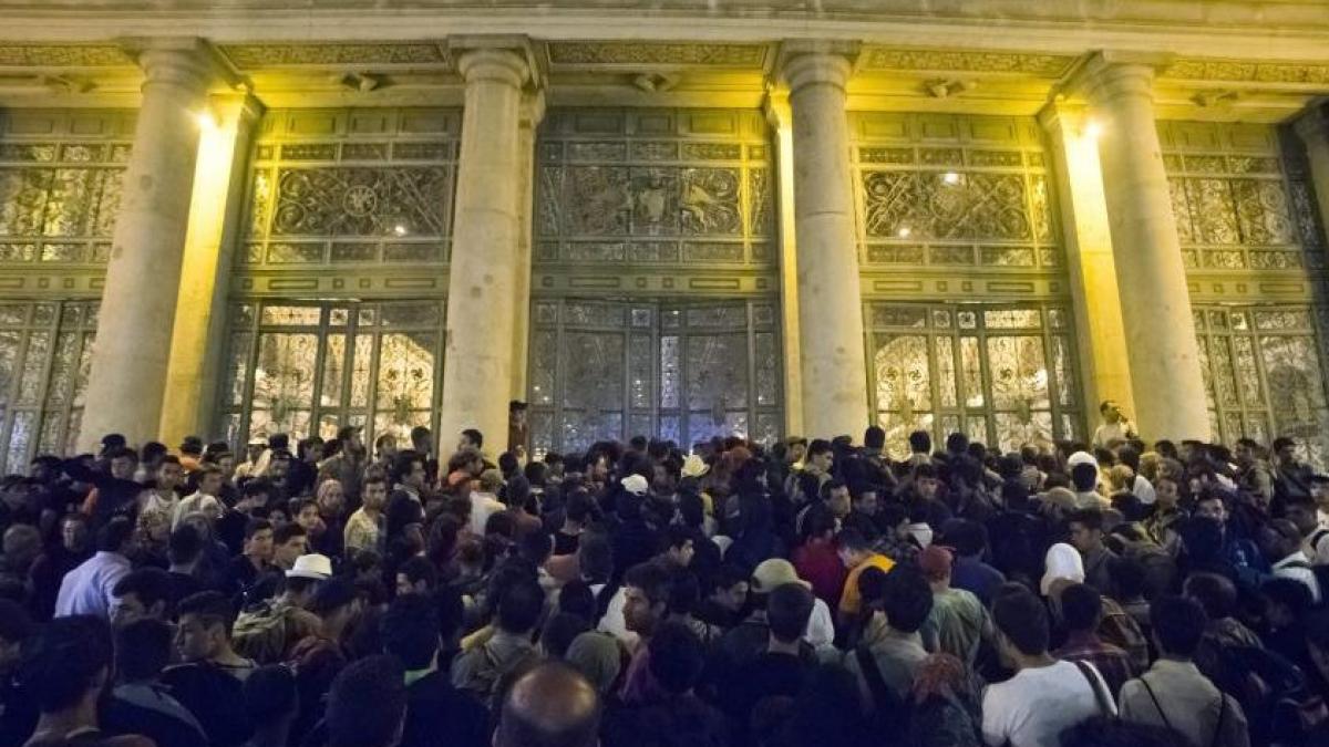 traficul a fost reluat in gara keleti din budapesta dar imigrantii nu au voie sa intre