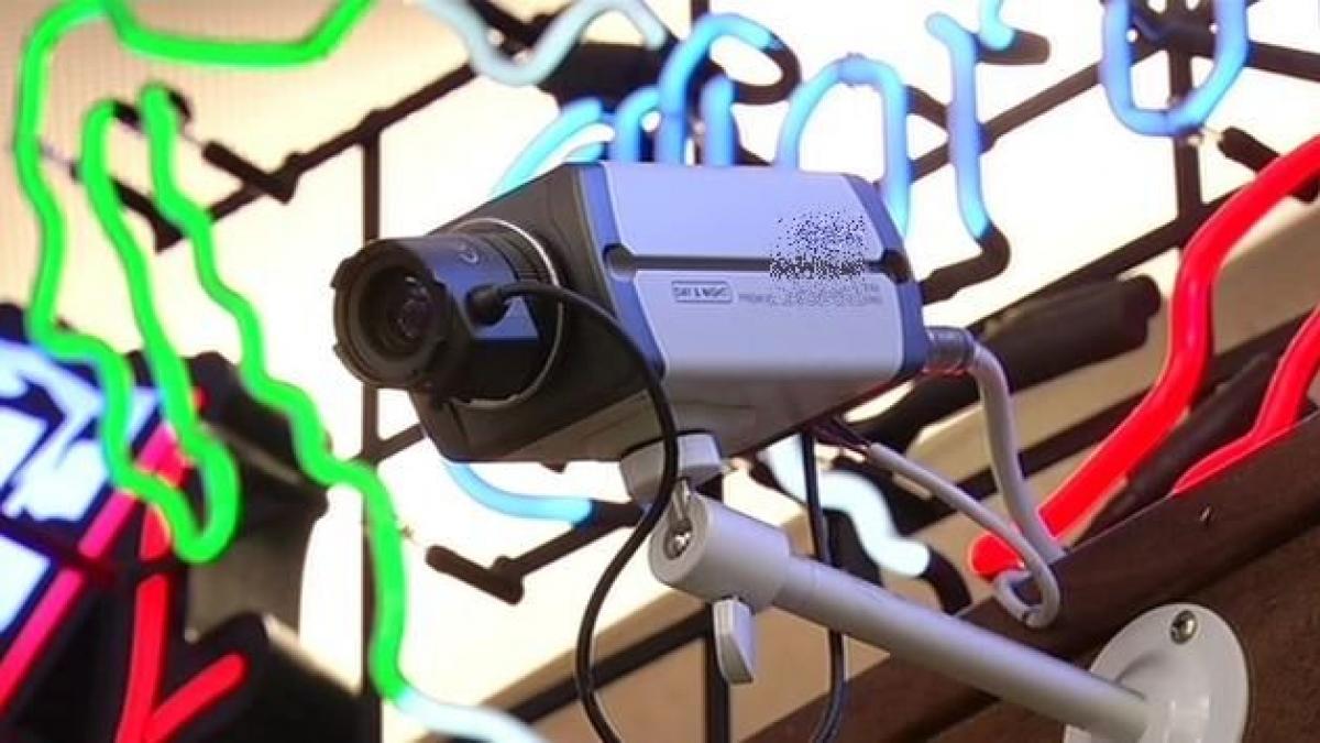 aroganta maxima sau prostie un hot a furat pana si camera de supraveghere dintr un magazin