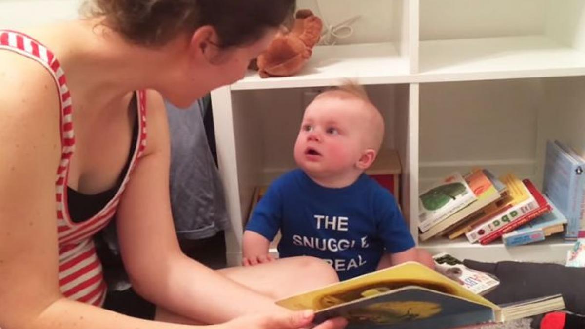 el plange dar voi veti rade dragostea pentru carti a acestui bebelus adorabil a cucerit internetul