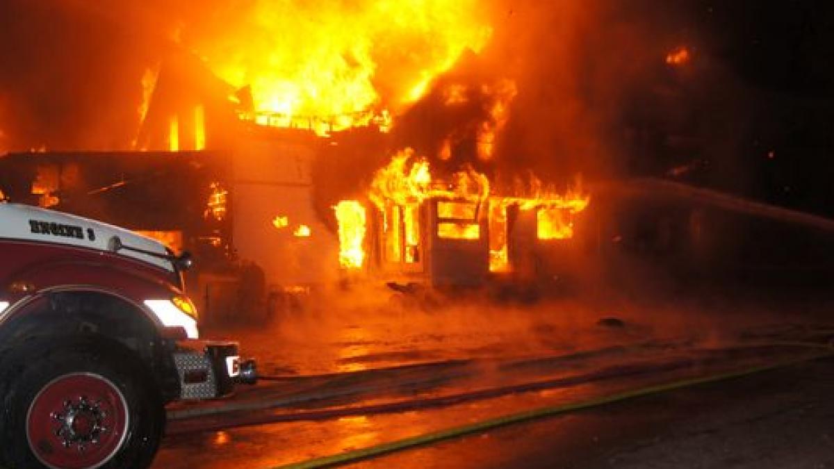 incendiu puternic la un imobil din paris cel putin opt oameni au murit