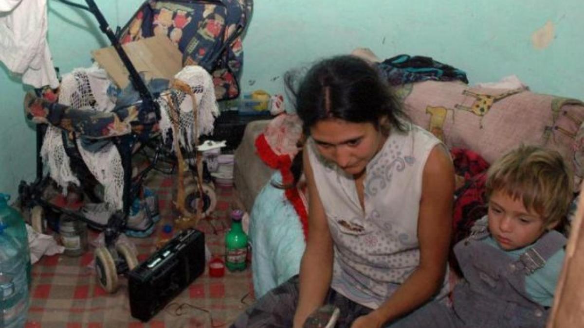 luati cu jandarmii din casa parintilor copiii erau nemancati si batuti de parintii alcoolici