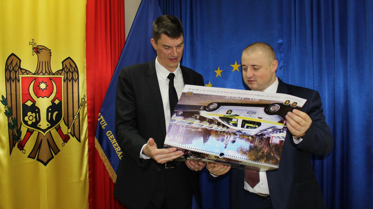 seful politiei retinut timp de trei ore pe motiv ca seamana cu un infractor