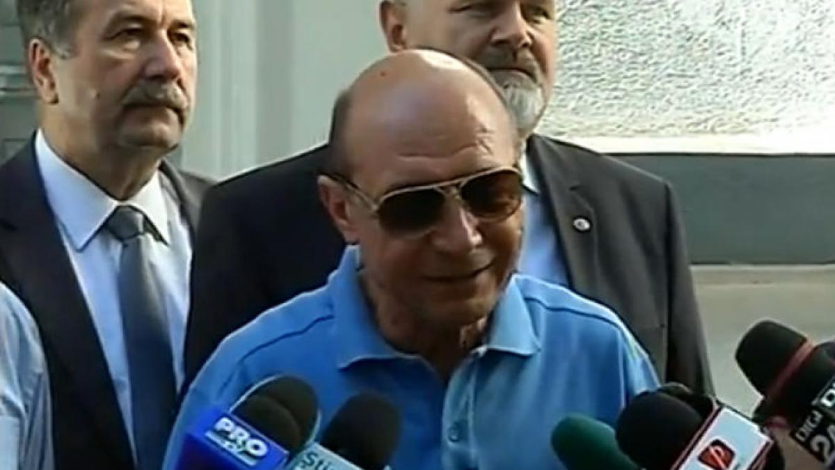 traian basescu viata de pensionar fostul presedinte are ochelari louis vuitton de 600 de euro