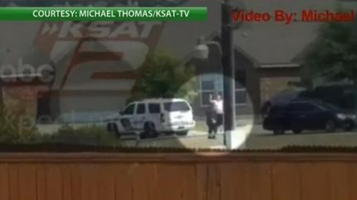un barbat care tinea bratele ridicate in semn de predare a fost ucis de un politist din texas video