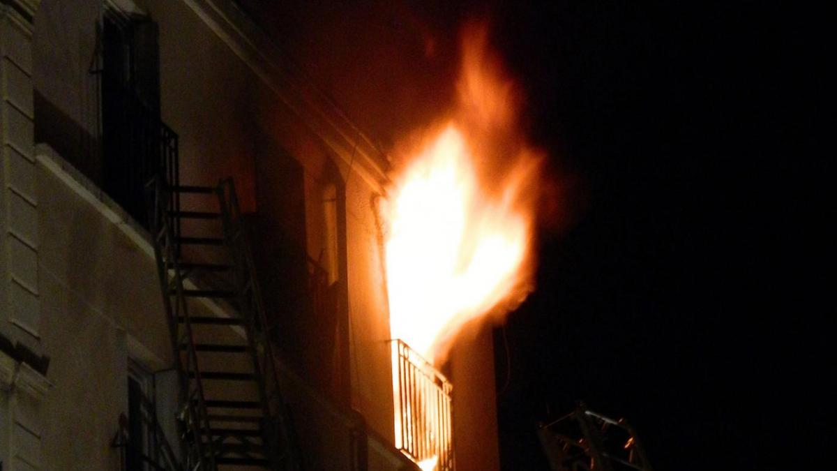 incendiul soldat cu opt morti la paris ar fi fost declansat intentionat un suspect fiind arestat