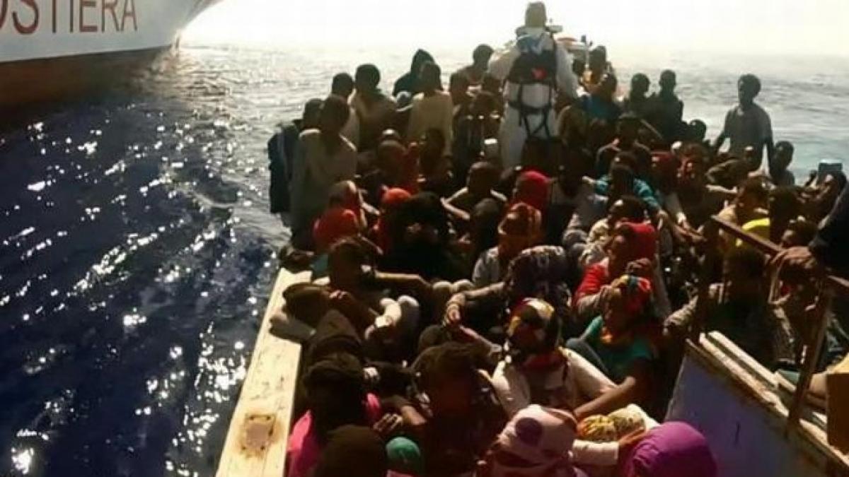 o ambarcatiune cu 100 de persoane la bord s a rasturnat