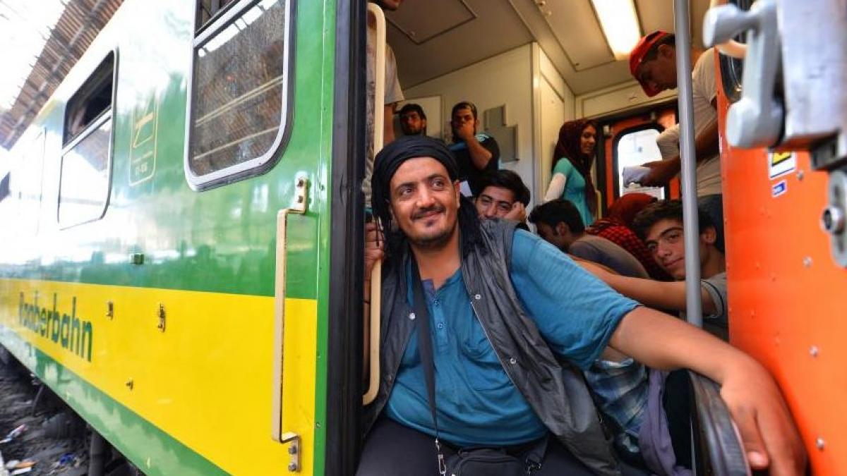 tren plin cu imigranti care a plecat de la budapesta oprit dupa cativa kilometri si evacuat de