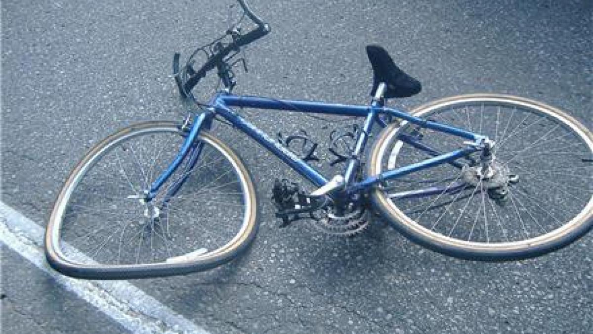 biciclist spulberat si lasat sa zaca pe asfalt de un sofer baut si cu permisul suspendat