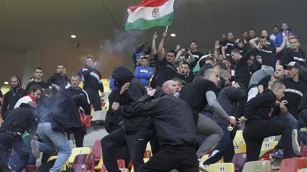 clipe de groaza pentru fotbalistii romani suporterii maghiari au incercat sa intre in hotel s au