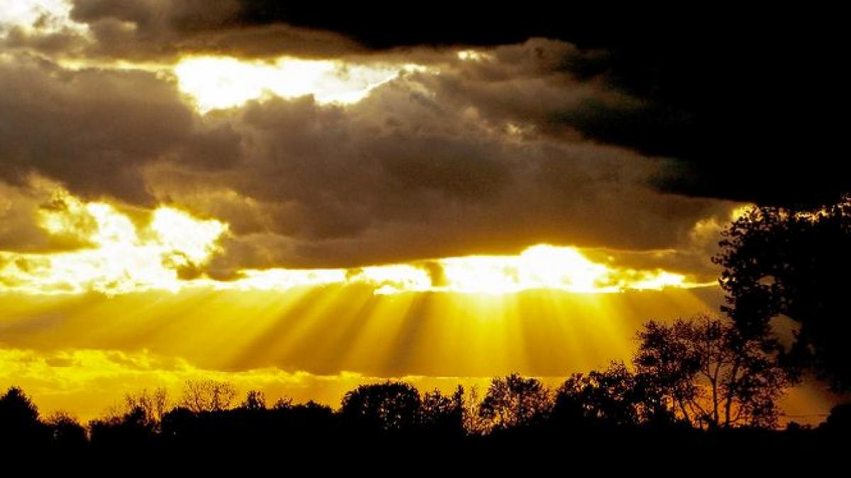 ne am topit de cald dar acum totul se schimba noi fenomene meteo in romania