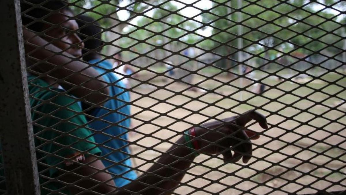 barbati retinuti dupa ce au jefuit patru imigranti sirieni