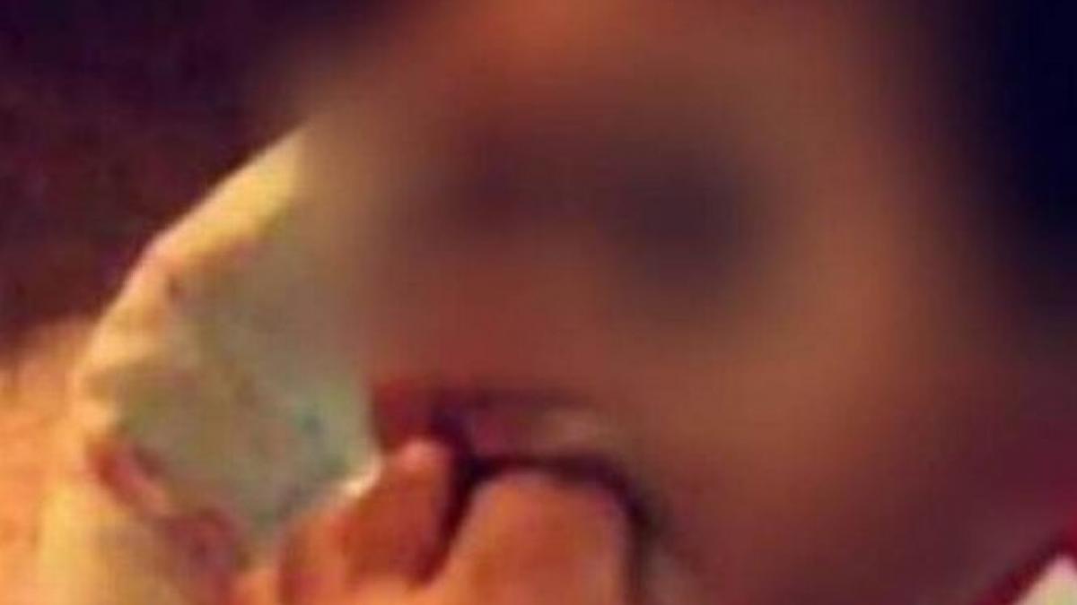 imagine socanta postata de o mama pe facebook ce i a facut bebelusului ei oamenii au anuntat politia