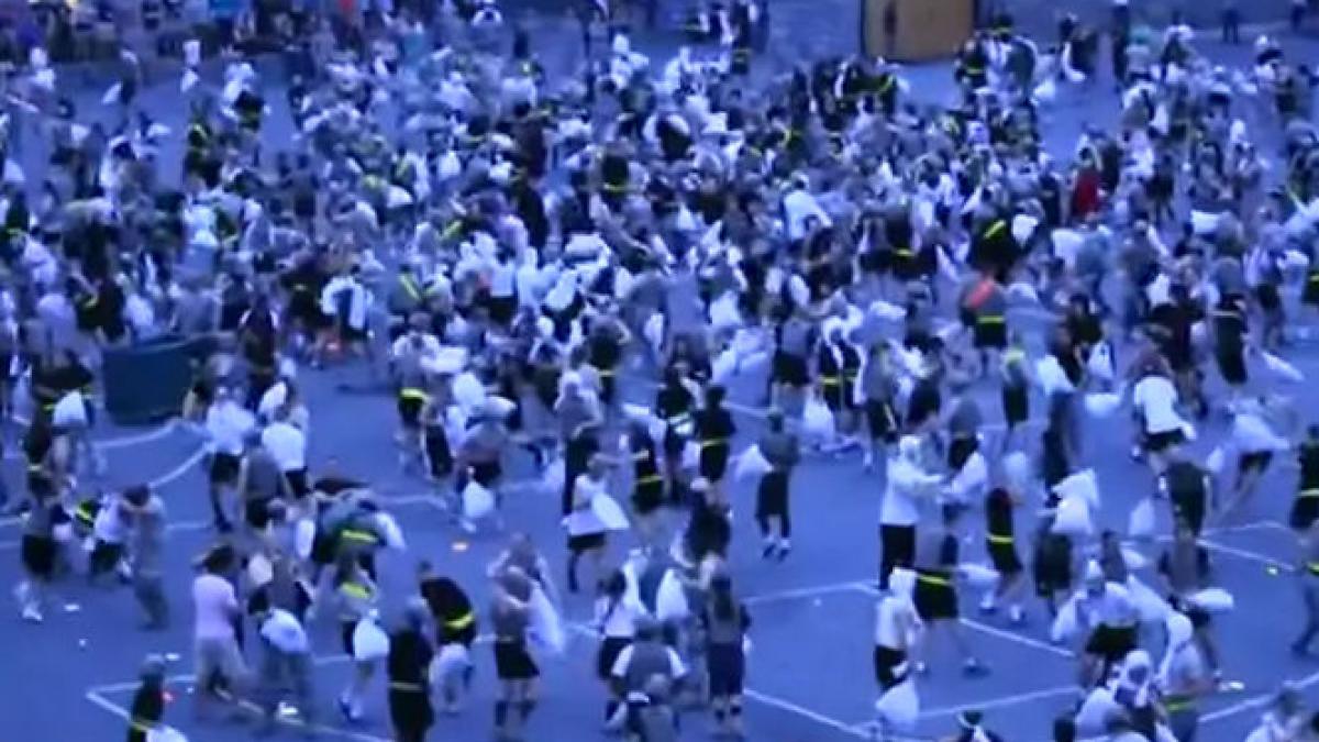 o bataie cu perne s a lasat cu victime cel putin 24 de oameni au fost gasiti inconstienti