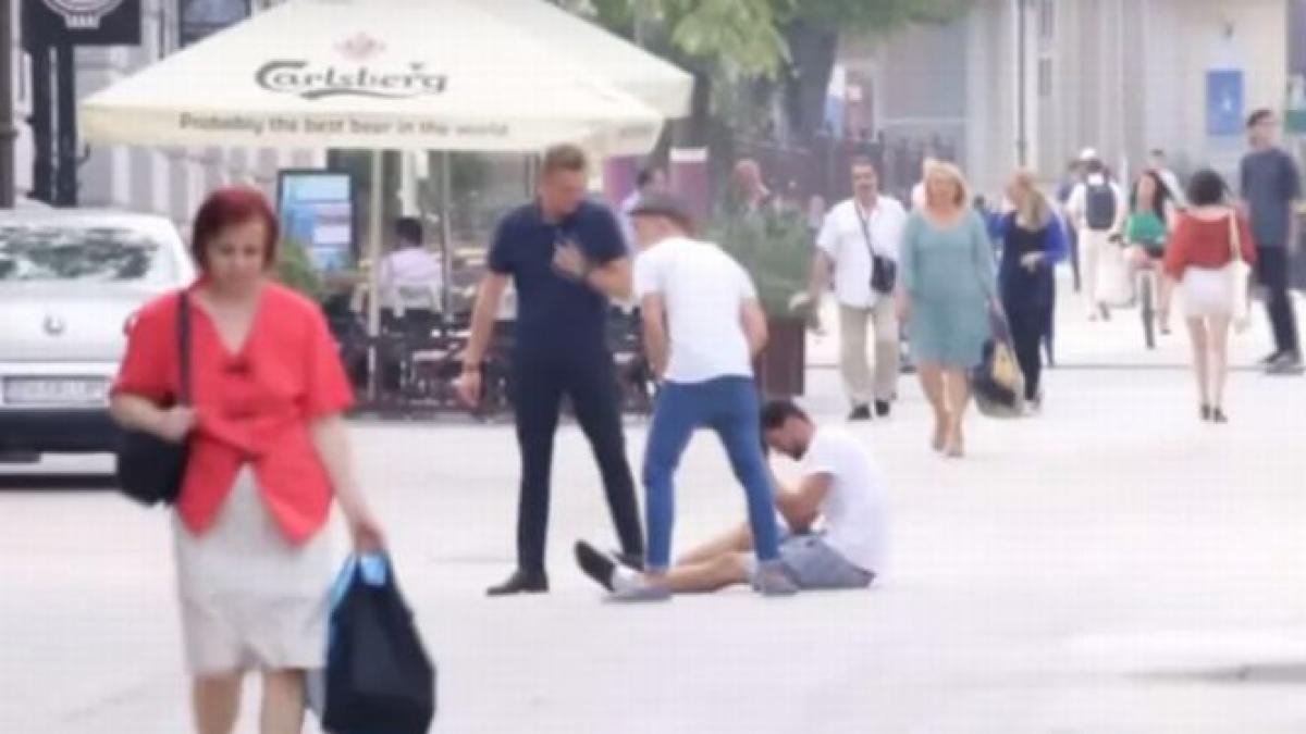 om al strazii batjocorit in public reactia dezolanta a romanilor