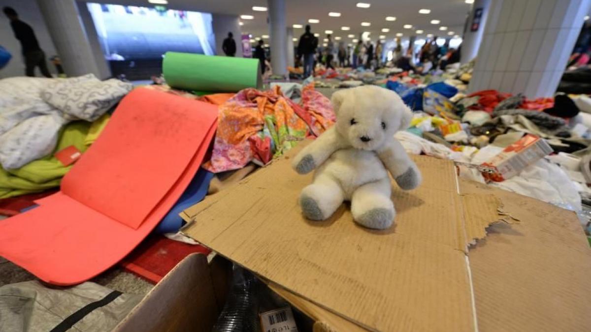 sinteza zilei refugiatii fug de romania romanii fug de refugiati experiment cu camera ascunsa