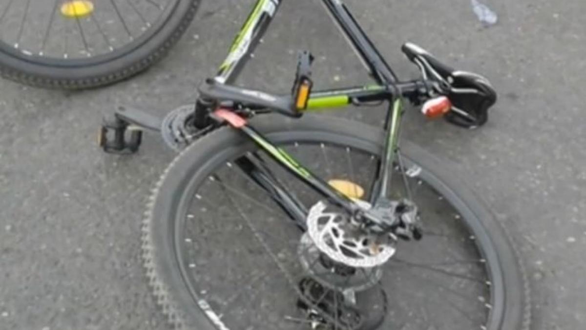 biciclist lovit de un sofer neatent imaginile socante surprinse de camerele de supraveghere