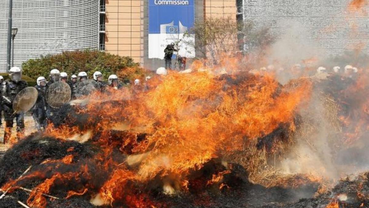 centrul bruxelles ului blocat de protestatari care au incendiat cauciucuri