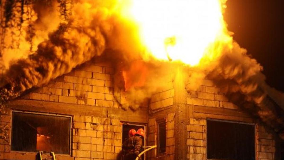 incendiu puternic in vrancea sapte case au fost distruse de flacari
