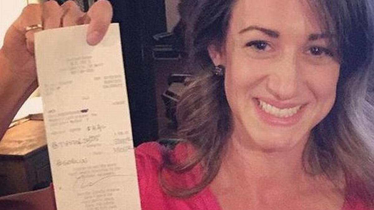 nu i venea sa creada ce a gasit o chelnerita in nota de plata