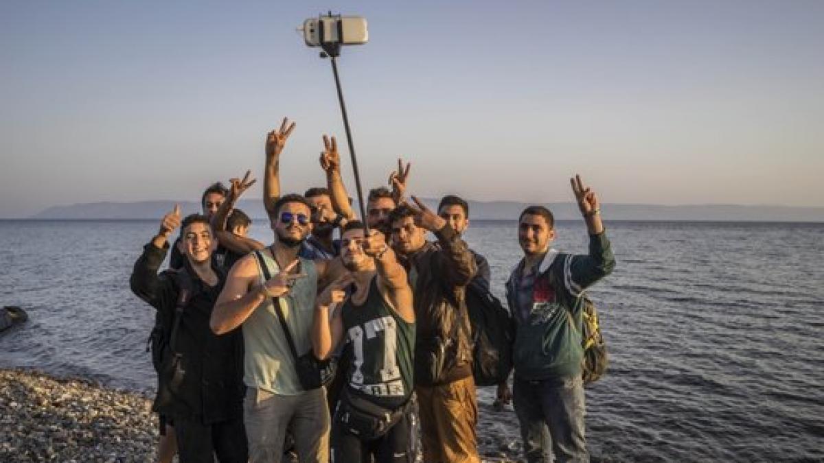 selfie pe insula lesbos refugiatii dau de veste familiilor si prietenilor ca sunt in viata