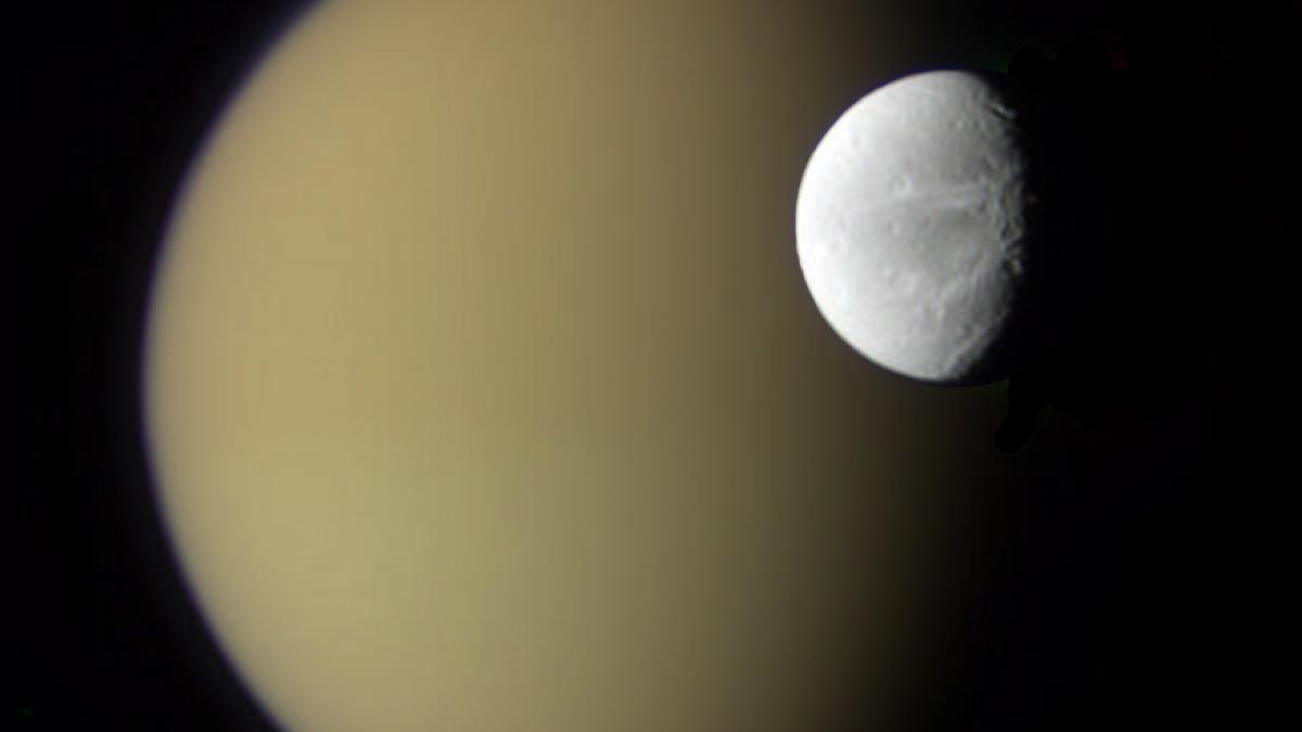 nasa publica o noua fotografie spectaculoasa cu gigantul saturn si luna dione